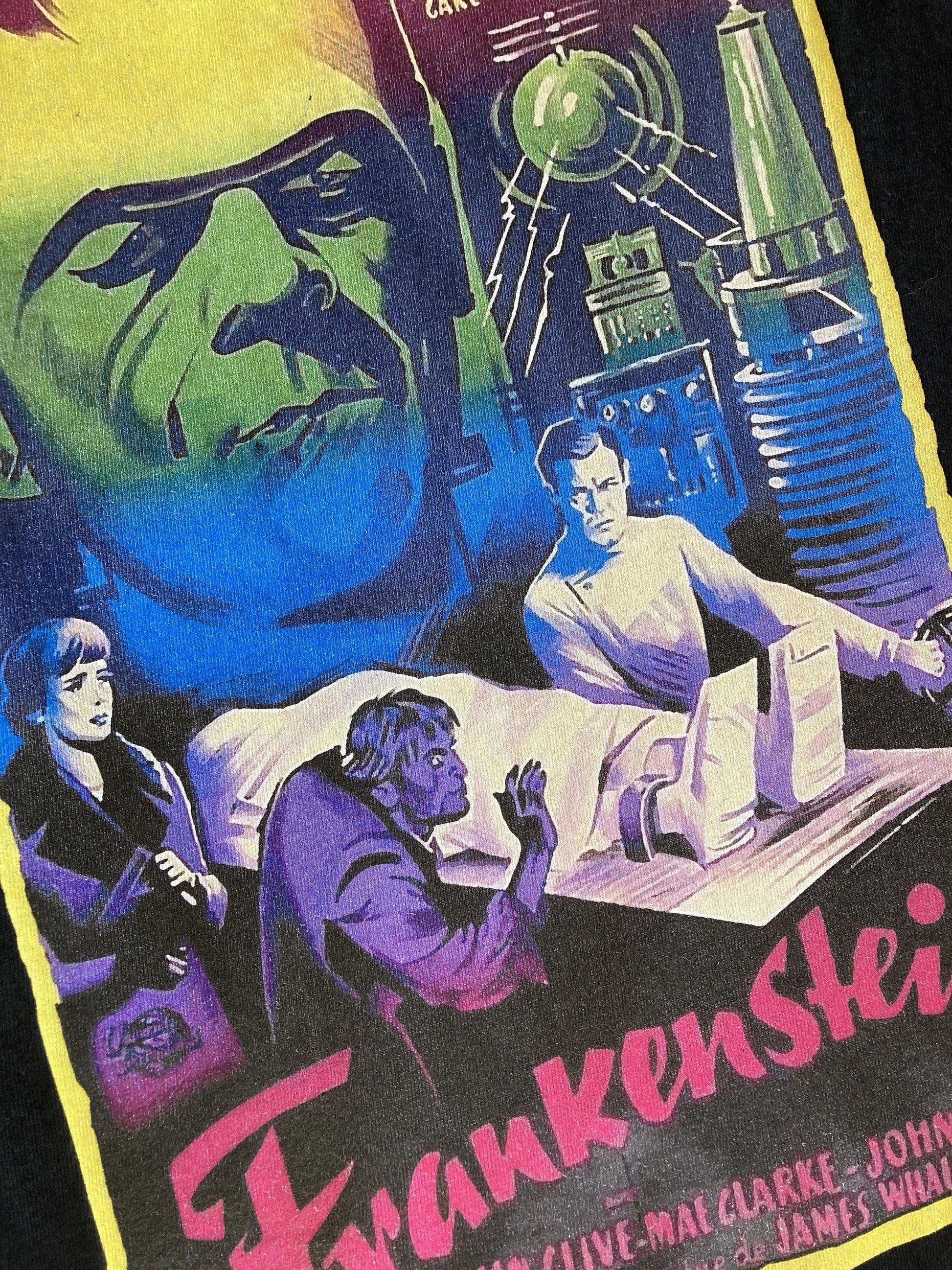 Gros plan sur le tee-shirt imprimé Frankestein