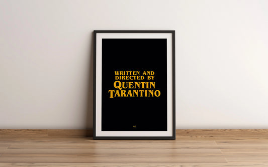 Affiche noir avec le texte suivant en jaune : written and directed by Quentin Tarantino