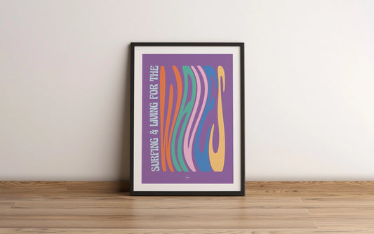 Affiche typographique aux couleurs pastels dans son cadre.