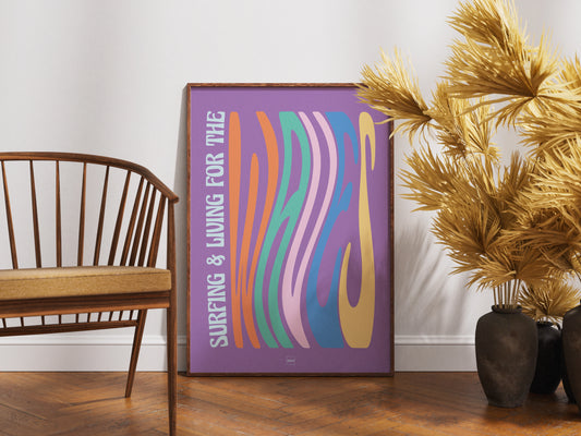 Affiche encadrée typographique sur le thème du surf et de la mer, aux couleurs pastels.