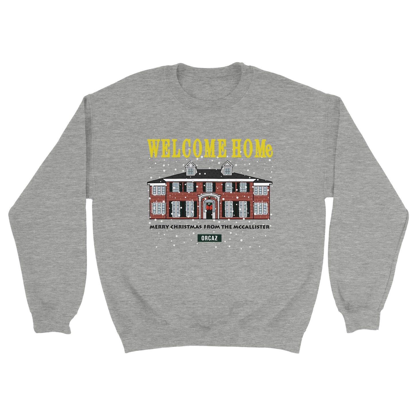Sweatshirt couleur gris avec une illustration de la maison du film culte de noël, Maman j'ai raté l'avion (home alone) et les textes suivants : en jaune "welcome home" et en noir "merry christmas from the mccallister"