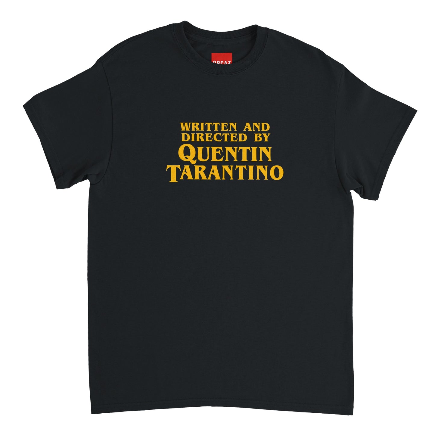 AperΓ§u du t-shirt noir avec l'imprimΓ© : written and directed by Quentin Tarantino en jaune.