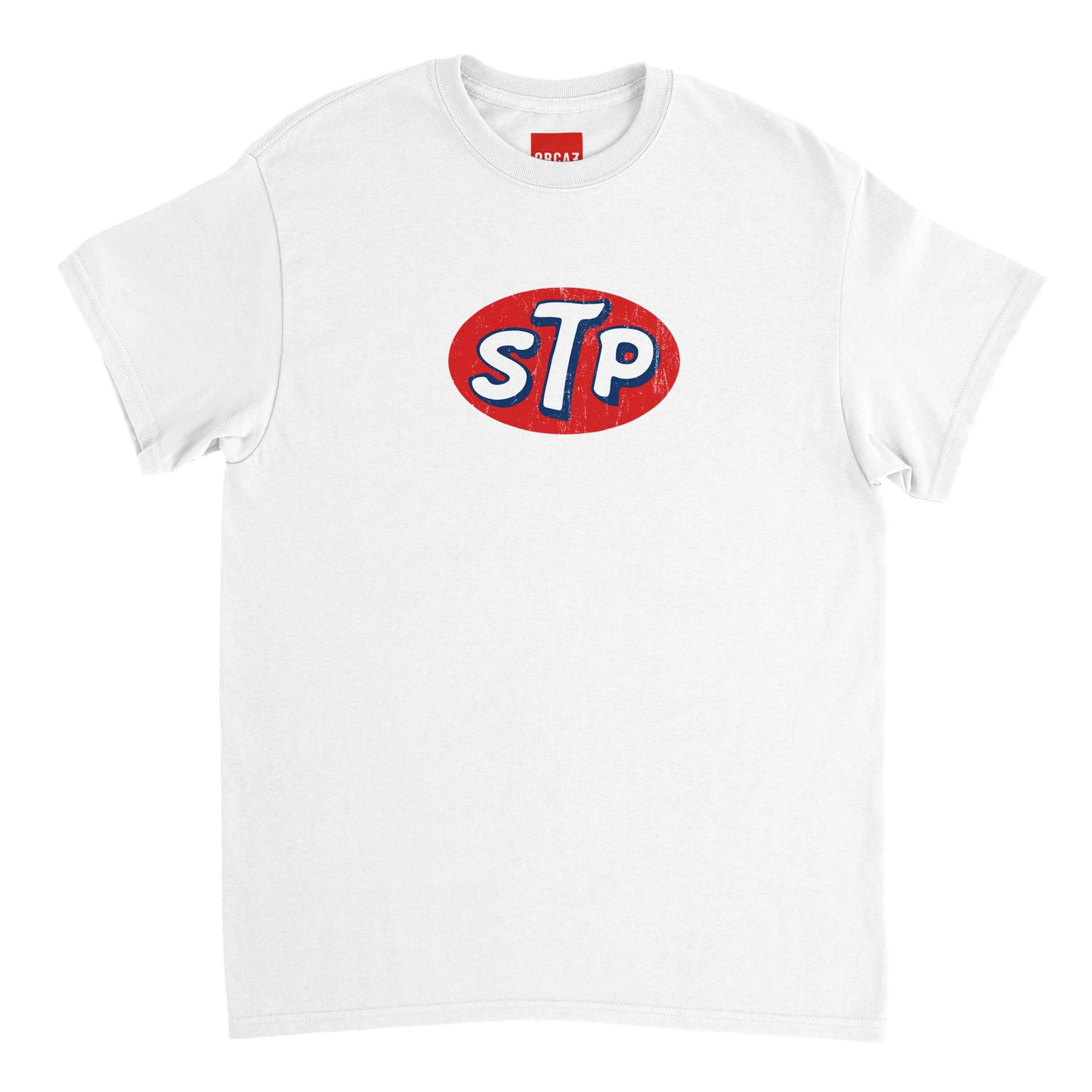 Aperçu du t-shirt blanc STP porté par Cliff Booth (Brad Pitt) dans le film The Adventures of Cliff Booth.