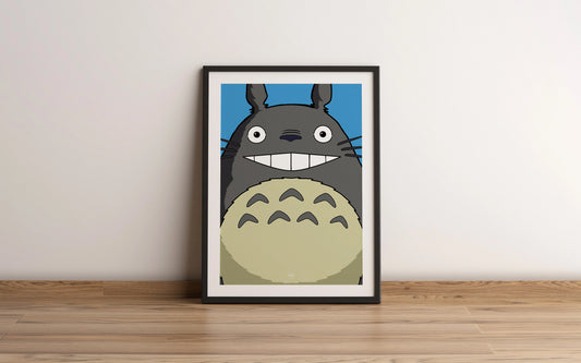 Affiche encadrée du personnage Totoro en version minimaliste sur fond bleu ciel.