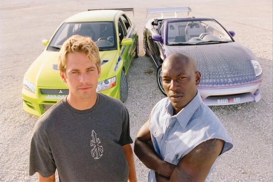 Image du film 2 fast 2 furious avec le t-shirt gris porté par Brian O'Conner (Paul Walker) à gauche.