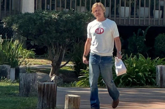 Aperçu de Brad Pitt (Cliff Booth) sur le tournage du film The Adventures of Cliff Booth portant le t-shirt STP
