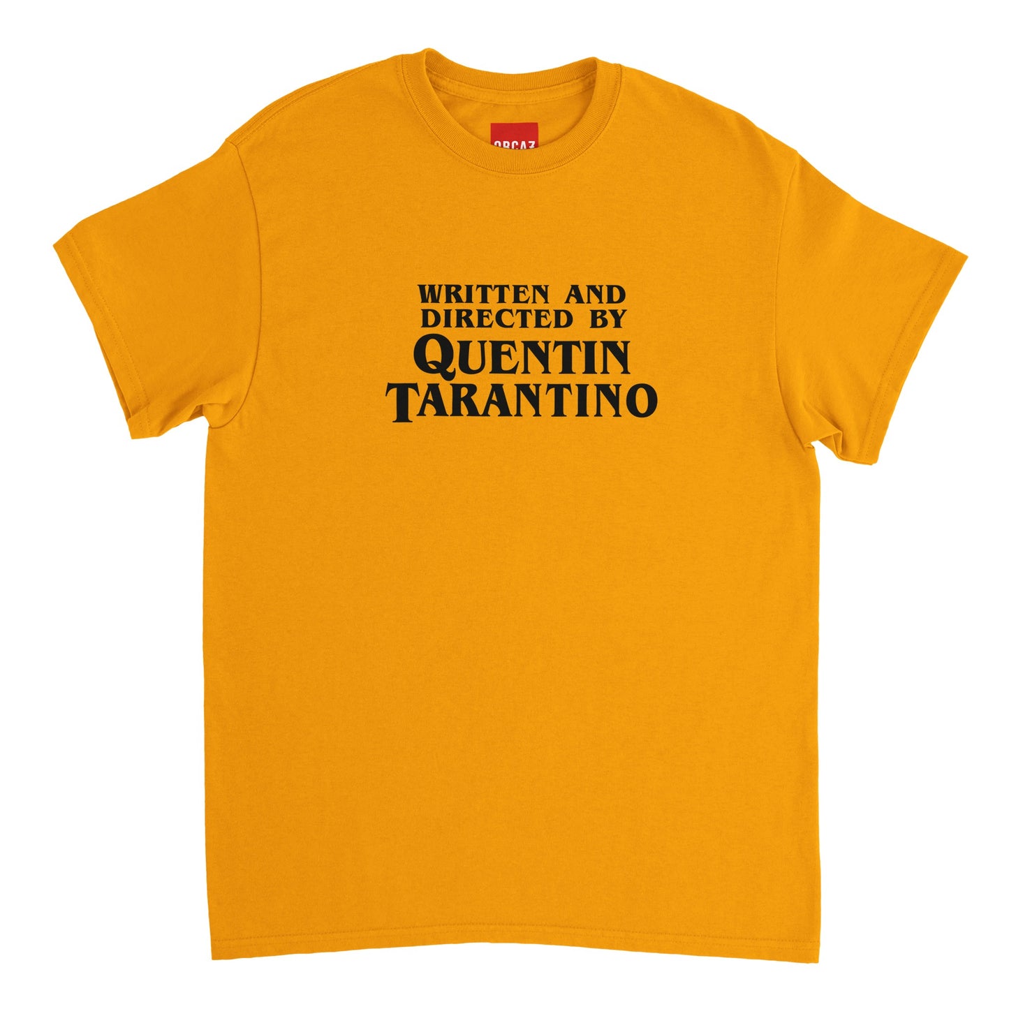 AperΓ§u du t-shirt jaune avec l'imprimΓ© : written and directed by Quentin Tarantino en noir.