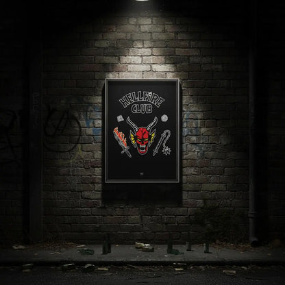 Affiche inspiré du Hellfire Club dans Stranger Things mise en scène dans une rue sombre.