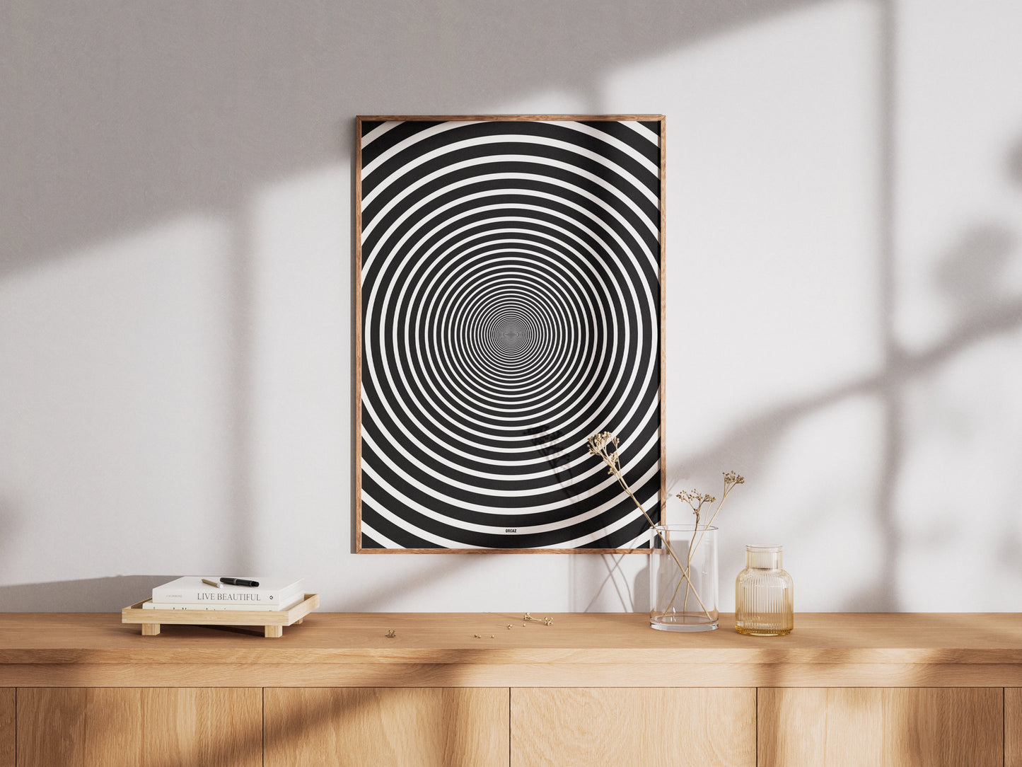 Affiche encadrée abstraite en noir et blanc avec un motif de cercles concentriques pour créer un effet optique hypnotique et captivant vers le centre, par Orcaz Designs.