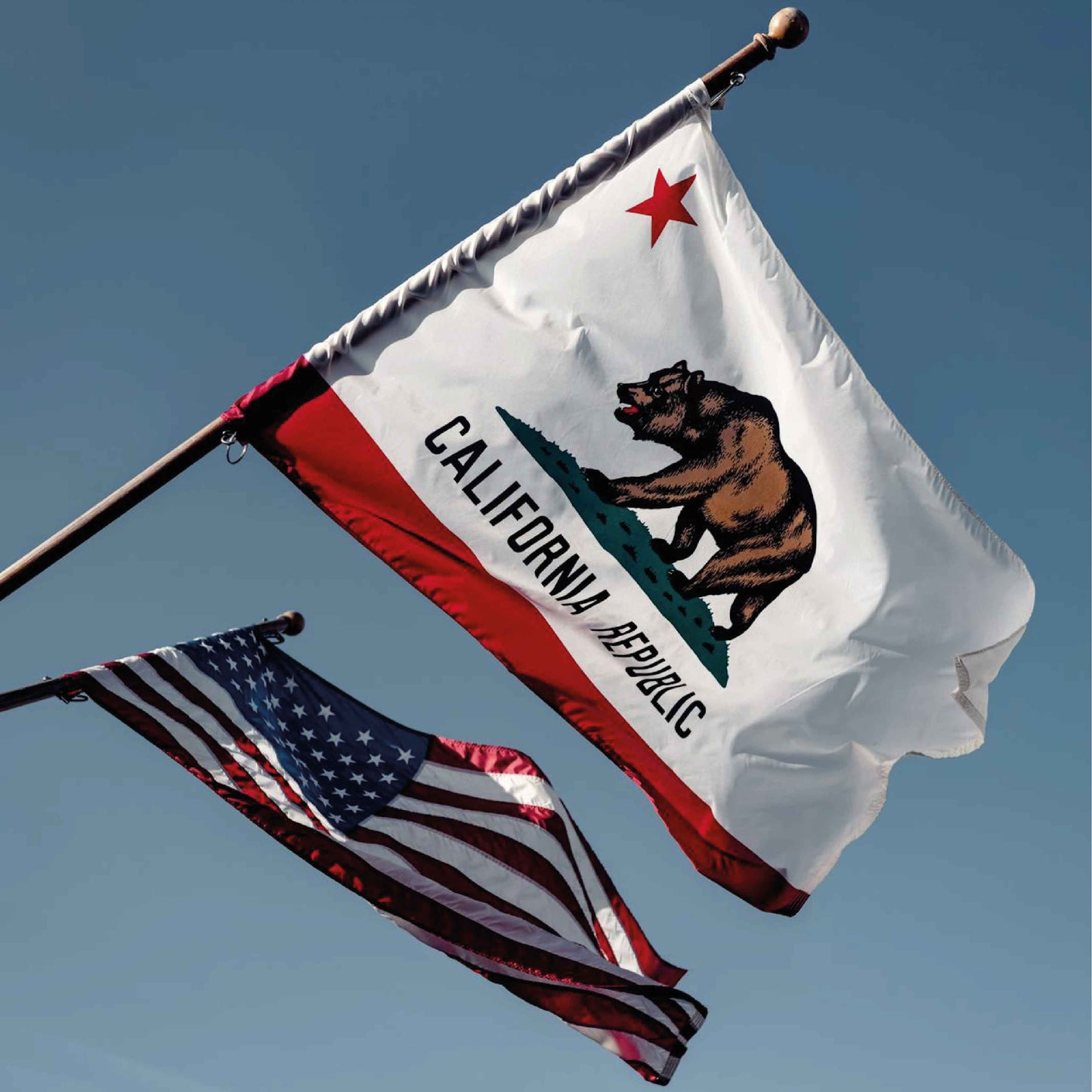 Drapeaux des USA et de l'état de Californie flottants au vent