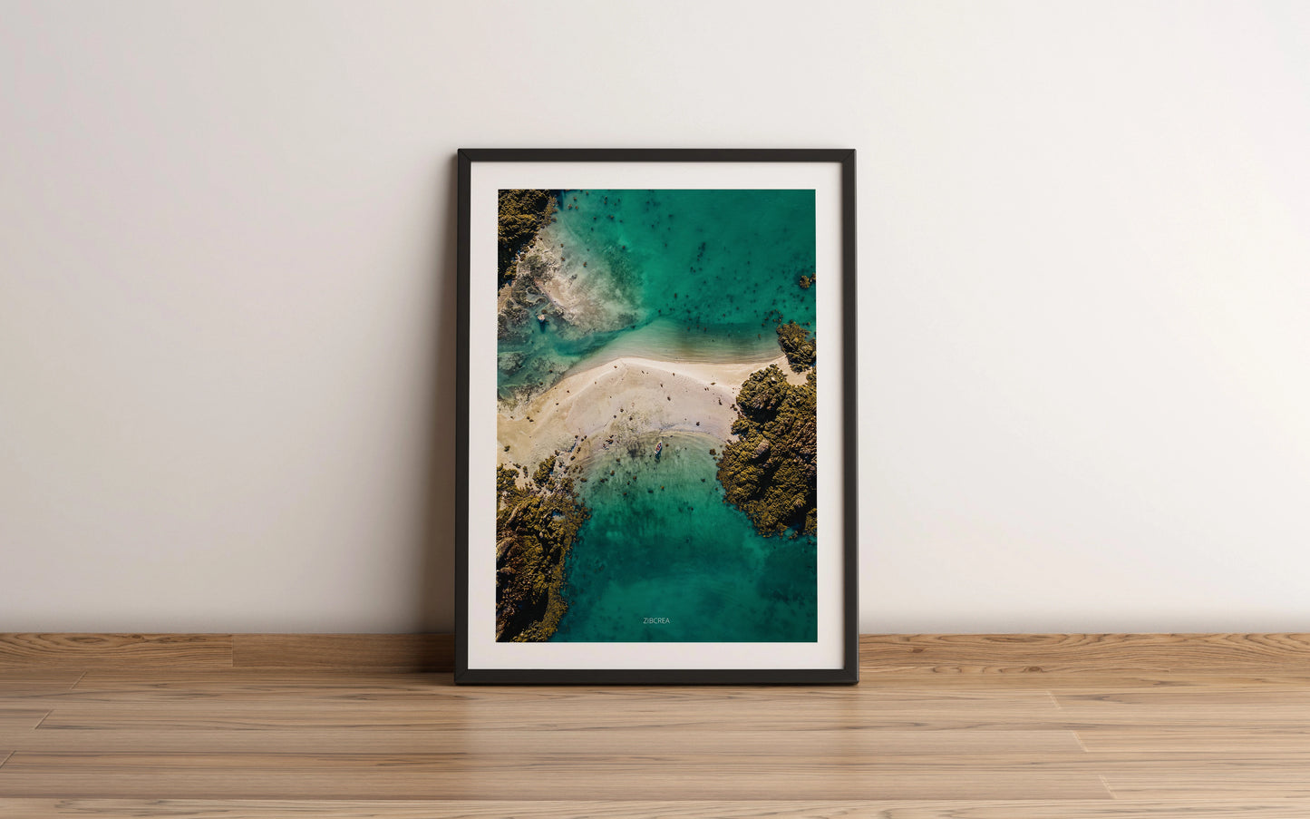 Photographie en drone des Îles Chausey par Thomas Zilberdoukaten et encadrée par Orcaz Designs