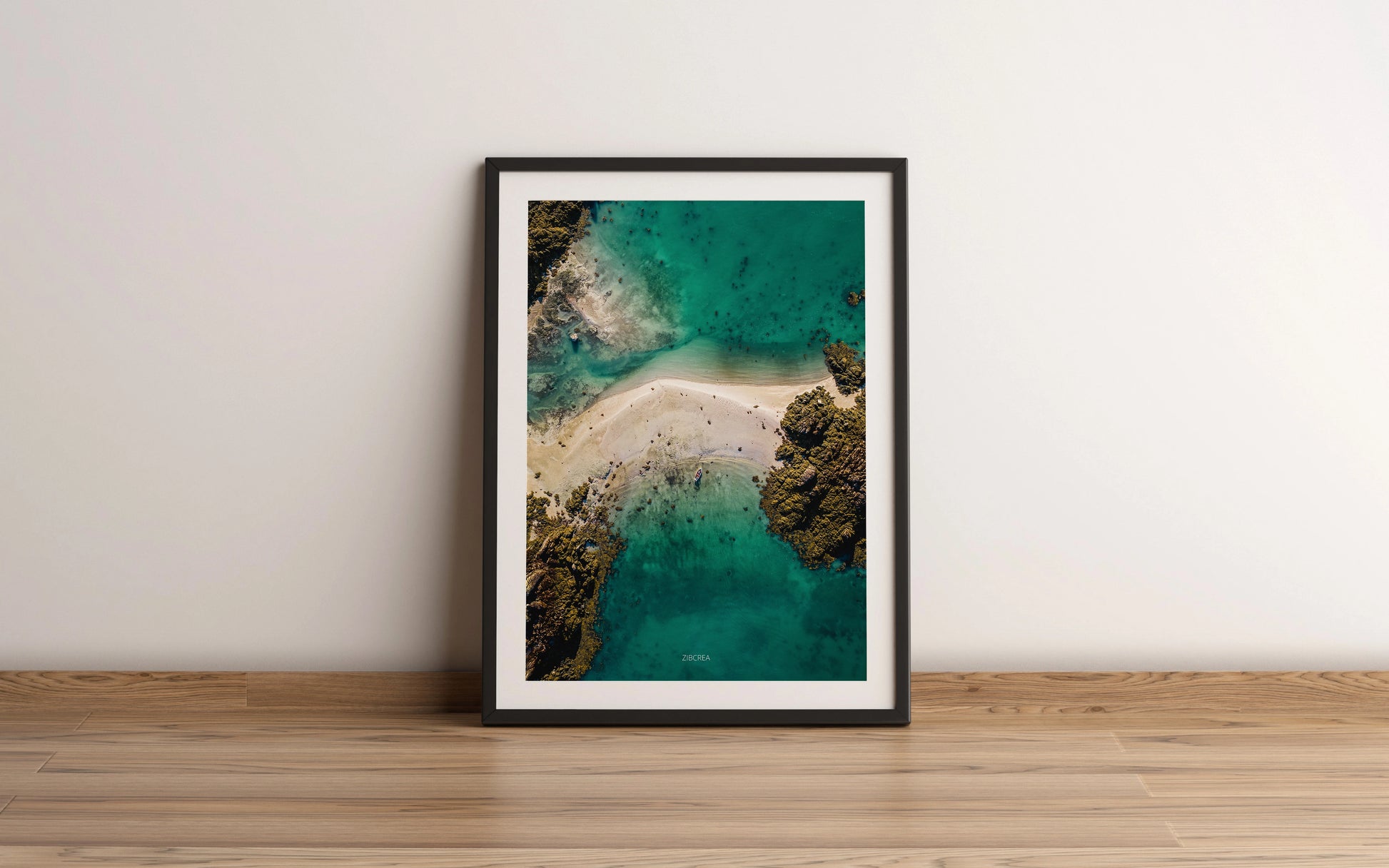 Photographie en drone des Îles Chausey par Thomas Zilberdoukaten et encadrée par Orcaz Designs