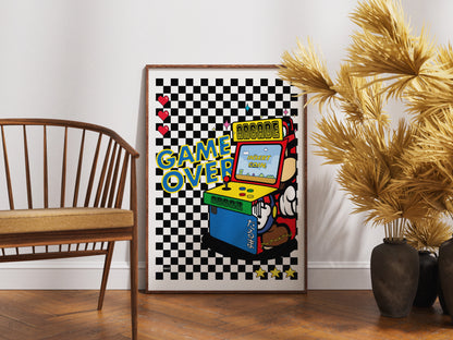 Poster encadrée d'une borne d'arcade rétro sur damier noir et blanc.