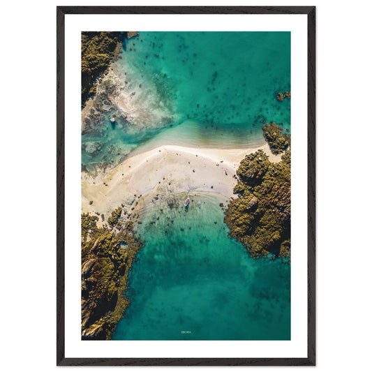 Photographie en drone des Îles Chausey par Thomas Zilberdoukaten et encadrée par Orcaz Designs