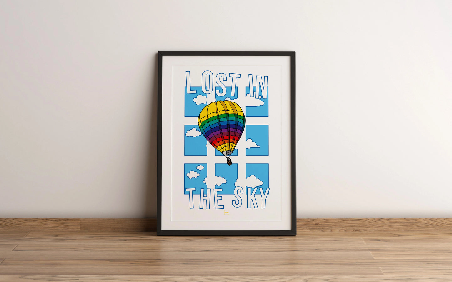 Affiche Lost in the Sky avec une montgolfière sur fond bleu et banc en nuages découpés.