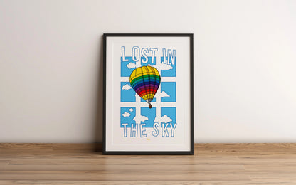 Affiche Lost in the Sky avec une montgolfière sur fond bleu et banc en nuages découpés.