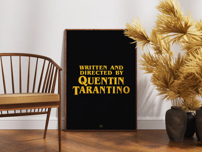 Affiche avec encadrement de couleur noir avec le texte "written and directed by Quentin Tarantino"
