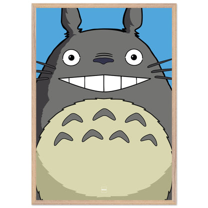 Affiche avec encadrement en bois du personnage Totoro en version minimaliste sur fond bleu ciel.
