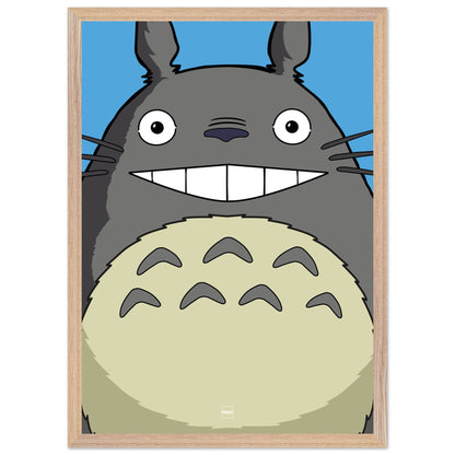 Affiche avec encadrement en bois du personnage Totoro en version minimaliste sur fond bleu ciel.