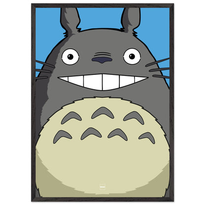 Affiche avec encadrement en bois du personnage Totoro en version minimaliste sur fond bleu ciel.