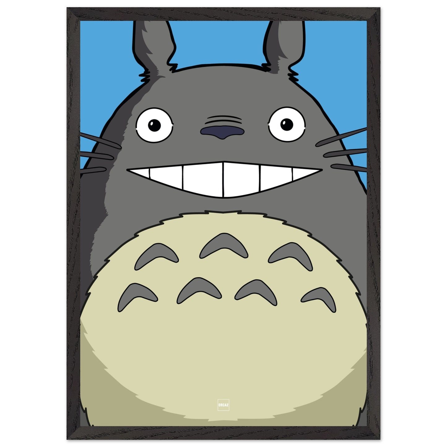 Affiche avec encadrement en bois du personnage Totoro en version minimaliste sur fond bleu ciel.