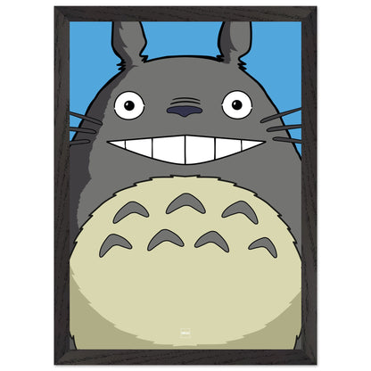 Affiche avec encadrement en bois du personnage Totoro en version minimaliste sur fond bleu ciel.