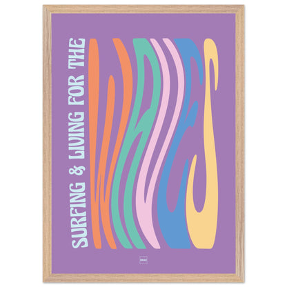Affiche encadrée typographique sur le thème du surf avec des couleurs pastels.