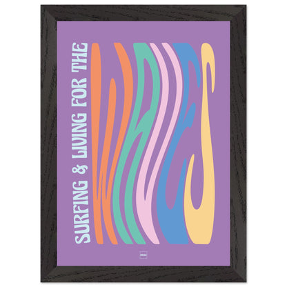 Affiche encadrée typographique sur le thème du surf avec des couleurs pastels.