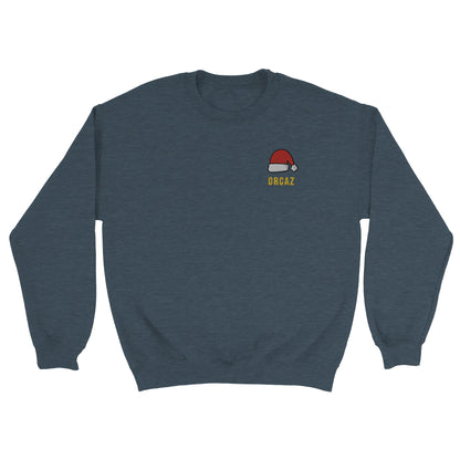 Très joli sweat gris de Noël par Orcaz Designs. Découvrez un pull original et confortable avec un bonnet du père Noël rouge et blanc avec un pompon brodé sur le coeur