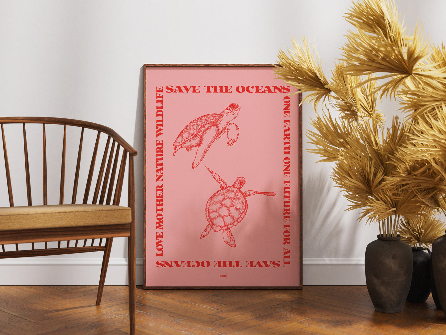 Affiche encadrée avec deux tortues rouges sur fond rose avec le texte save the oceans.