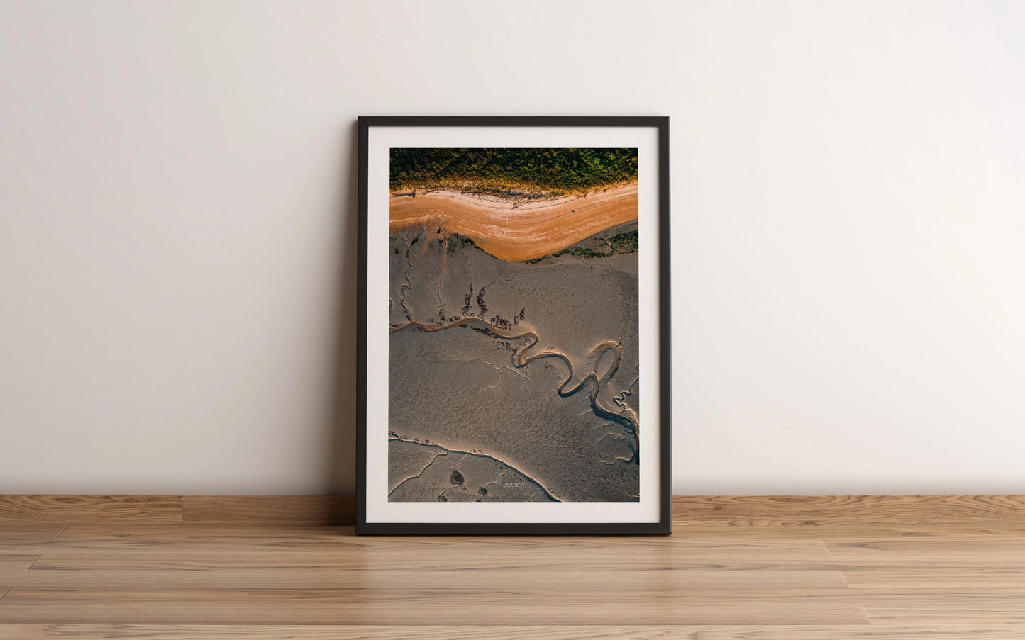 Photographie encadrée de la baie de Sallenelles par Thomas Zilberdoukaten en drone.