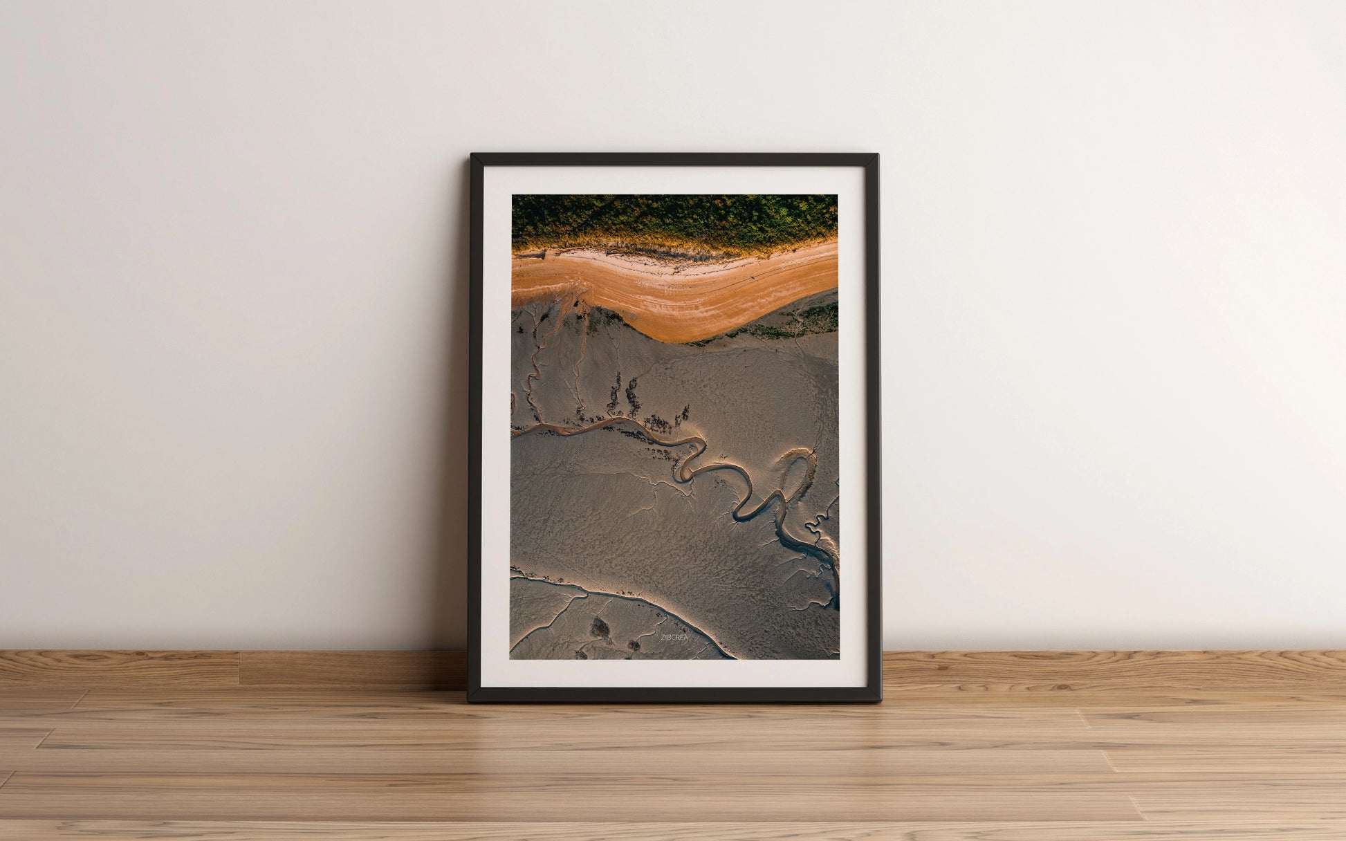 Photographie encadrée de la baie de Sallenelles par Thomas Zilberdoukaten en drone.