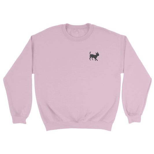 Sweat-shirt de couleur rose avec un petit chien brodé sur le coeur en gris foncé, il s'agit d'un petit chihuahua. Fabriqué par la marque de street-wear Orcaz Designs.