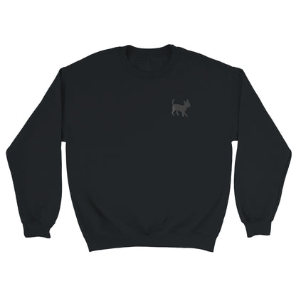 Sweat-shirt de couleur noir avec un petit chien brodé sur le coeur en gris foncé, il s'agit d'un petit chihuahua. Fabriqué par la marque de street-wear Orcaz Designs.