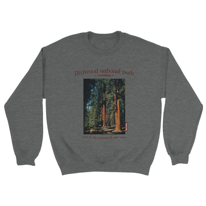 Notre sweat gris confortable et tout doux pour passer l'automne et l'hiver bien au chaud dans un sweatshirt inspiré du Redwood national park en Californie, terre des séquoias et nombreuses rivières sauvages, imprimé d'une magnifique photo de ces arbres centenaires aux accents vintage rétro