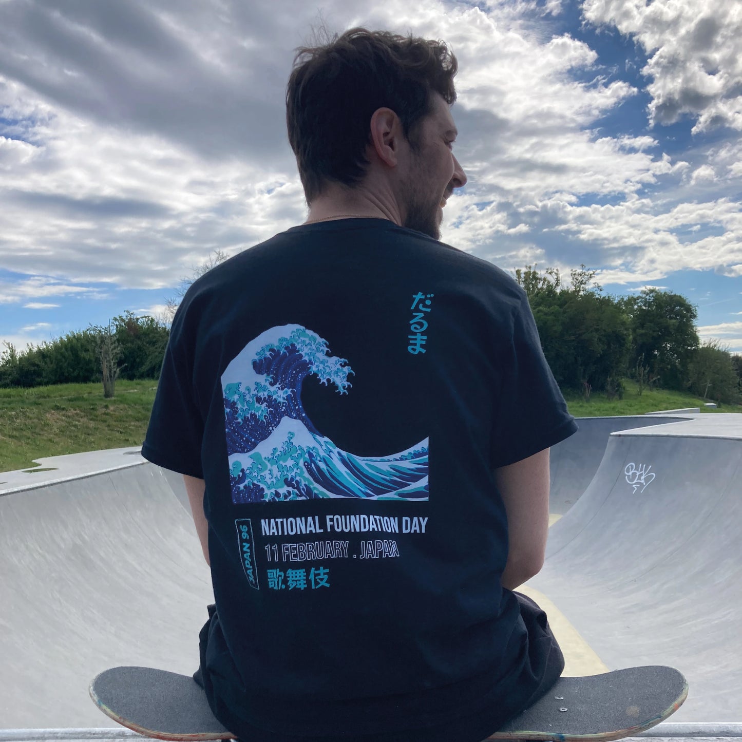 Homme de dos assis sur un skateboard