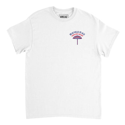 T-shirt blanc avec impression du fameux parasol deauvillais imprimé au niveau du coeur en bleu, blanc et rouge.