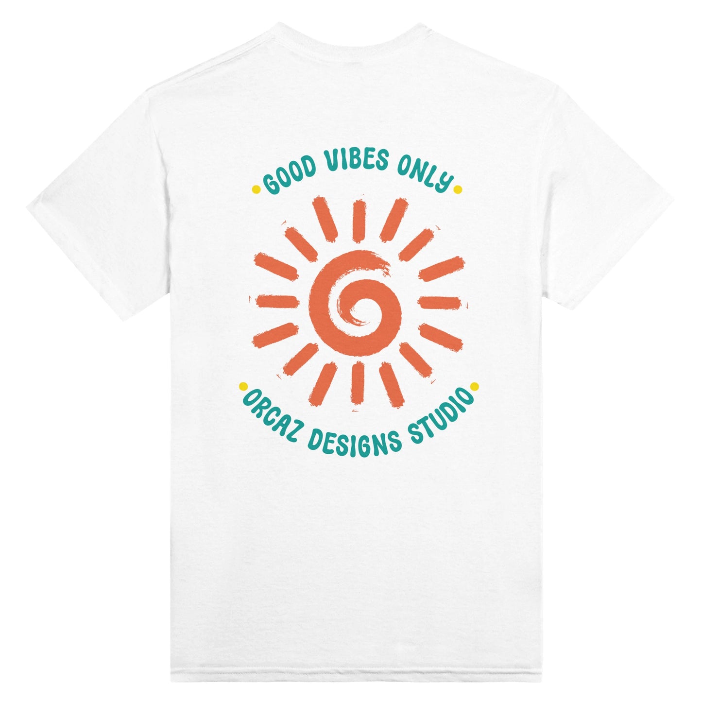 Notre tshirt blanc 100% coton imprimé dans le dos d'un design de soleil style bohème hippie couleur terracotta, avec les textes Good vibes only, et Orcaz Designs Studio imprimés en bleu turquoise autour du soleil