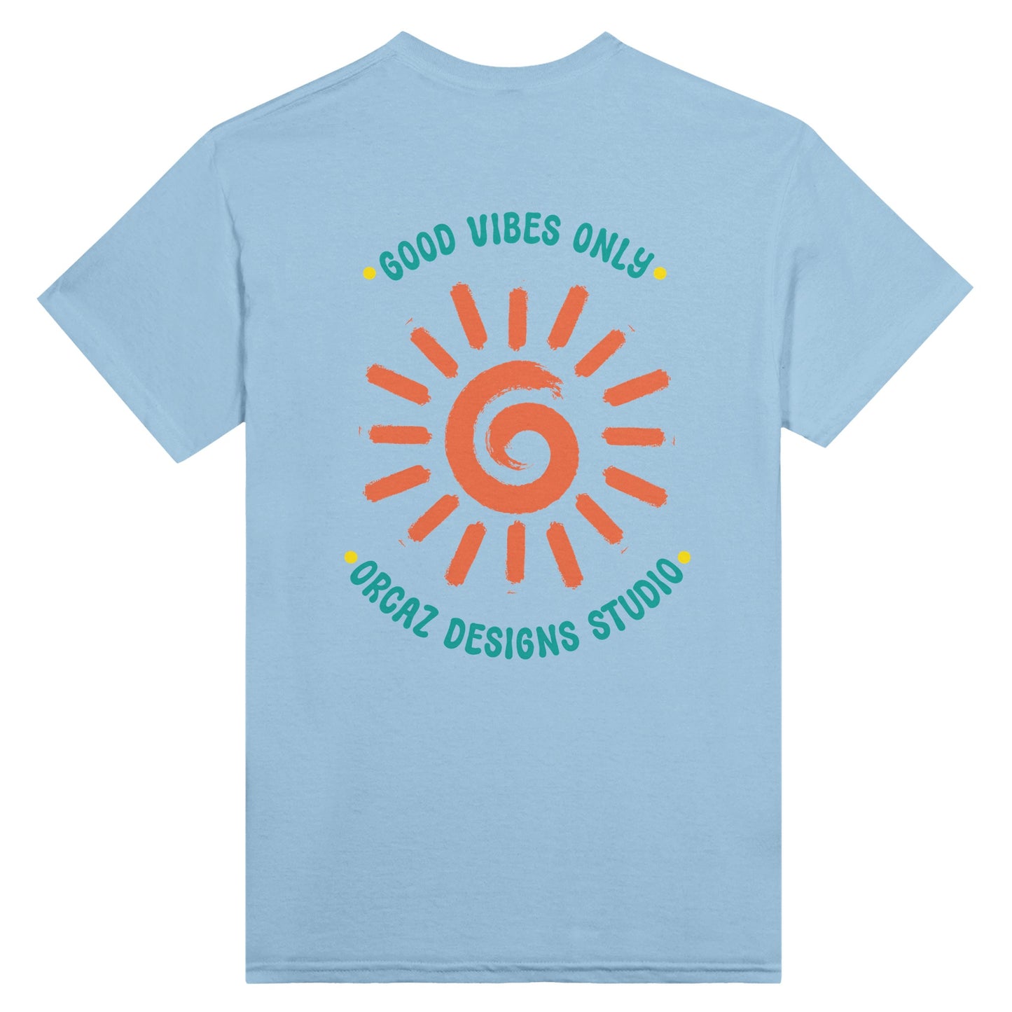 Notre tshirt bleu ciel unisexe 100% coton à col rond imprimé dans le dos d'un design de soleil style bohème hippie couleur terracotta, avec les textes Good vibes only, et Orcaz Designs Studio imprimés en bleu turquoise autour du soleil