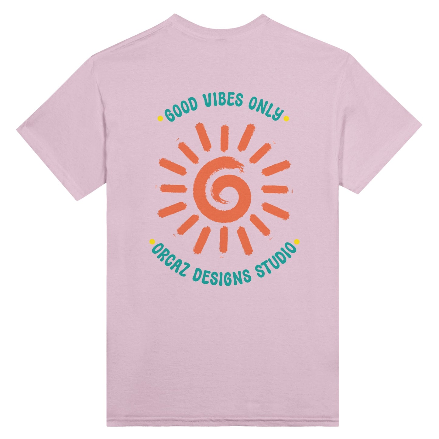 Notre tshirt rose pâle unisexe 100% coton à col rond imprimé dans le dos d'un design de soleil style bohème hippie couleur terracotta, avec les textes Good vibes only, et Orcaz Designs Studio imprimés en bleu turquoise autour du soleil