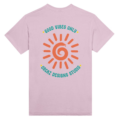 Notre tshirt rose pâle unisexe 100% coton à col rond imprimé dans le dos d'un design de soleil style bohème hippie couleur terracotta, avec les textes Good vibes only, et Orcaz Designs Studio imprimés en bleu turquoise autour du soleil