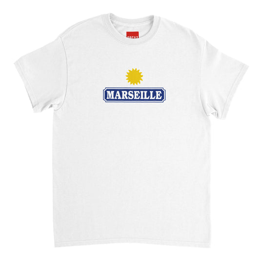 T-shirt blanc avec une impression Marseille accompagné d'un soleil.