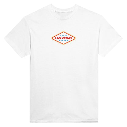 Notre tshirt blanc unisexe 100% coton à col rond imprimé sur la poitrine de la célèbre et fameuse pancarte de bienvenue dans la ville du vice, Las Vegas au Nevada. Si vous aviez prévu un roadtrip américain et faire le tour des machines à sous des casinos de la ville et gagner le jackpot, notre tee est parfait pour vous