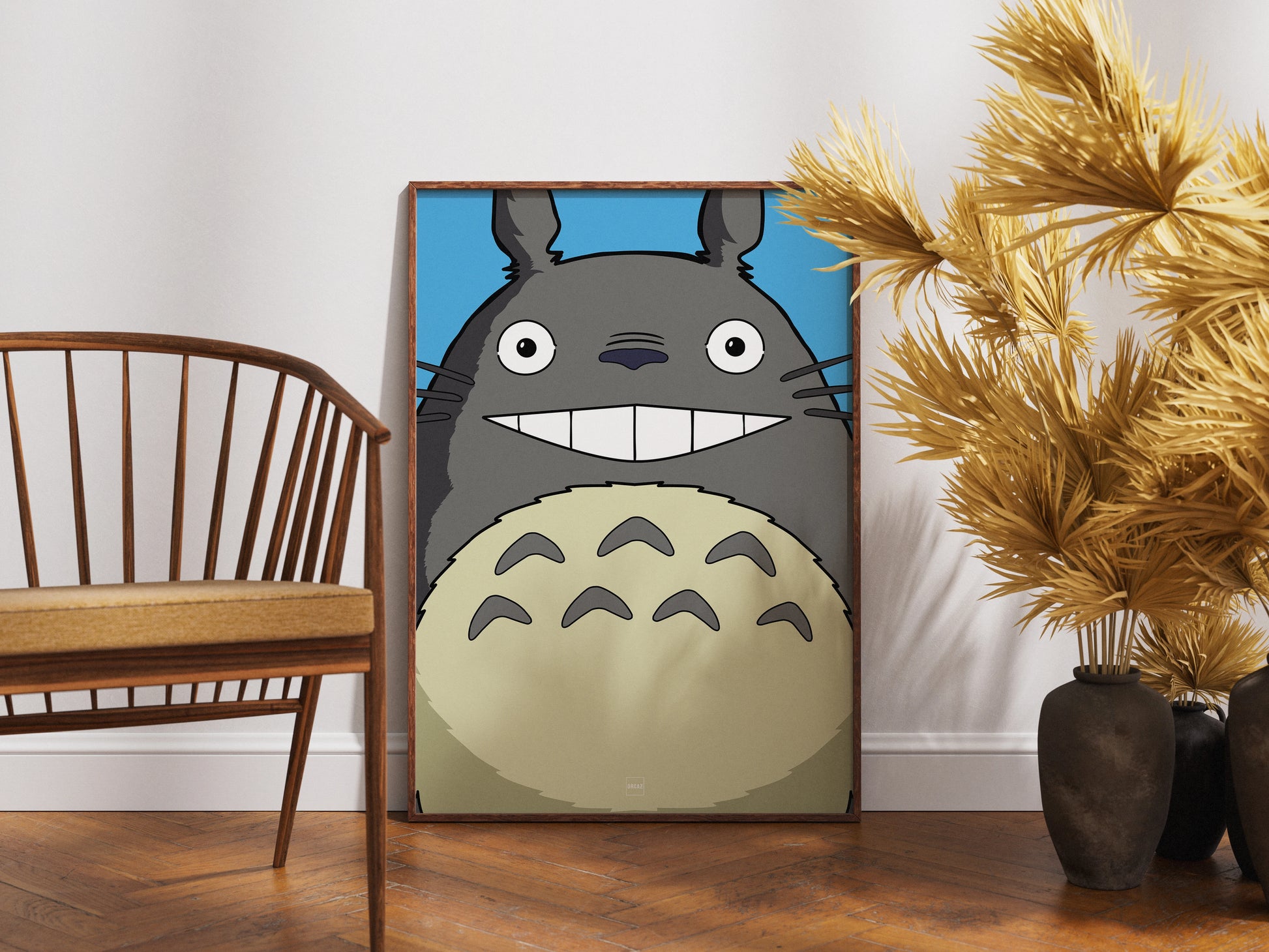 Affiche avec encadrement en bois du personnage Totoro en version minimaliste sur fond bleu ciel.