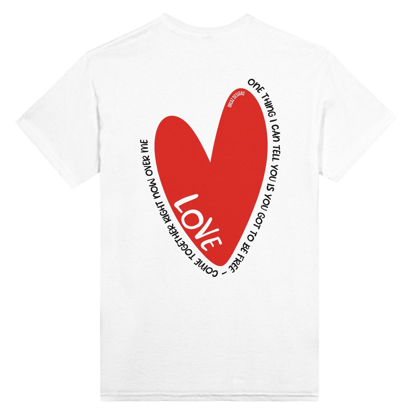 Notre Tshirt blanc "Love" imprimé dans le dos de notre design de coeur rouge, avec le mot Love inscrit en blanc à l'intérieur du coeur, et les paroles de la chanson Come Together des Beatles 