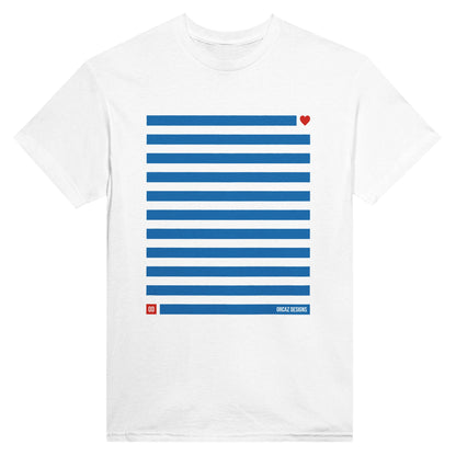 Notre Tshirt blanc "Azur" avec un design original imprimé sur le torse d'une marinière bleu avec un détail de coeur rouge