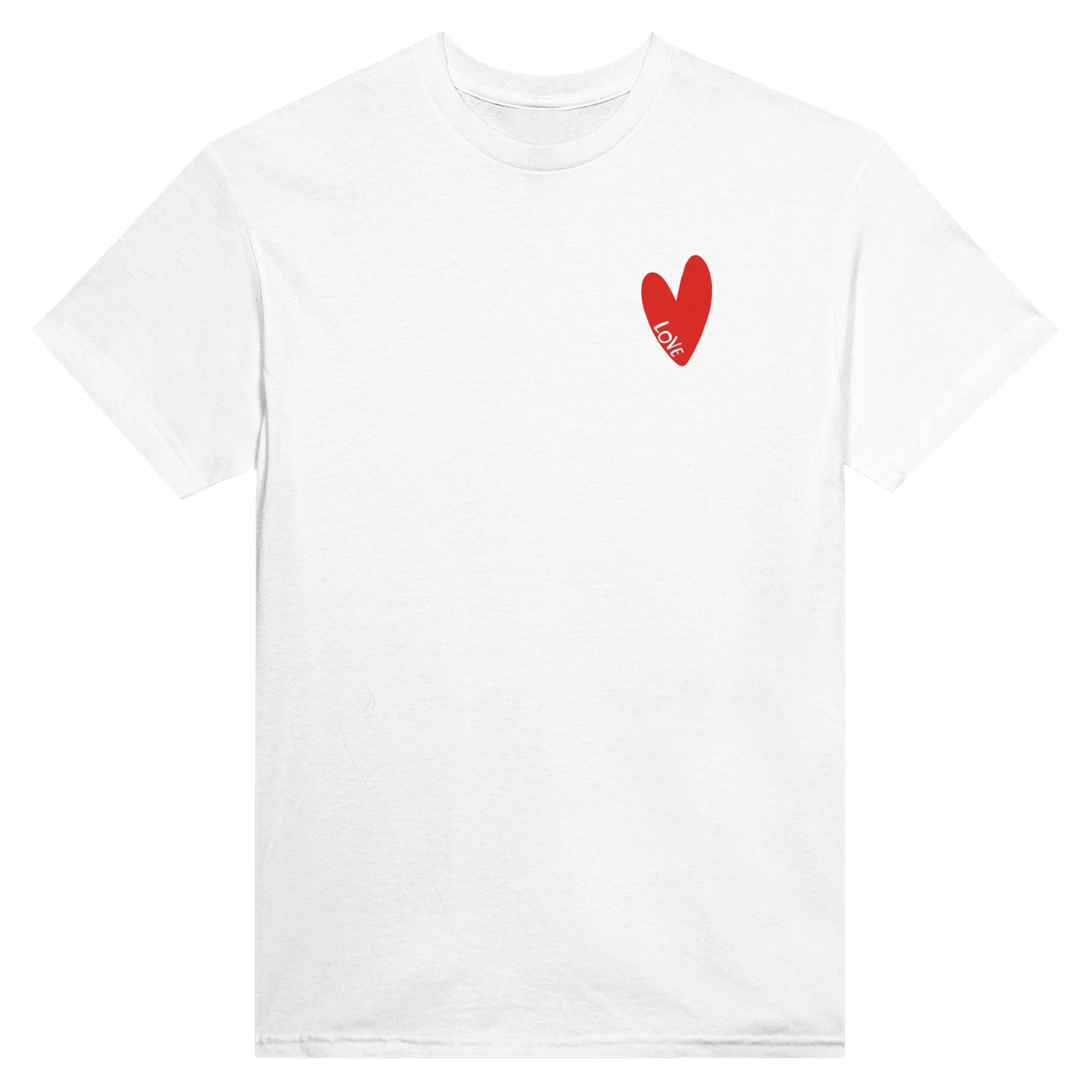 Notre tshirt blanc "Love" imprimé sur le torse de notre création originale, un design de coeur rouge avec le mot love à l'intérieur en blanc