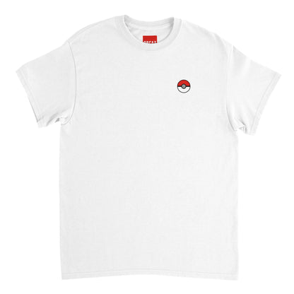 T-shirt blanc avec une Poké Ball imprimée sur le coeur.