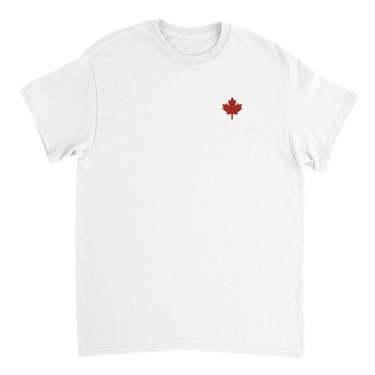 Notre Tshirt blanc à col rond 100% coton brodé sur le coeur d'une feuille d'érable rouge, symbole du Canada