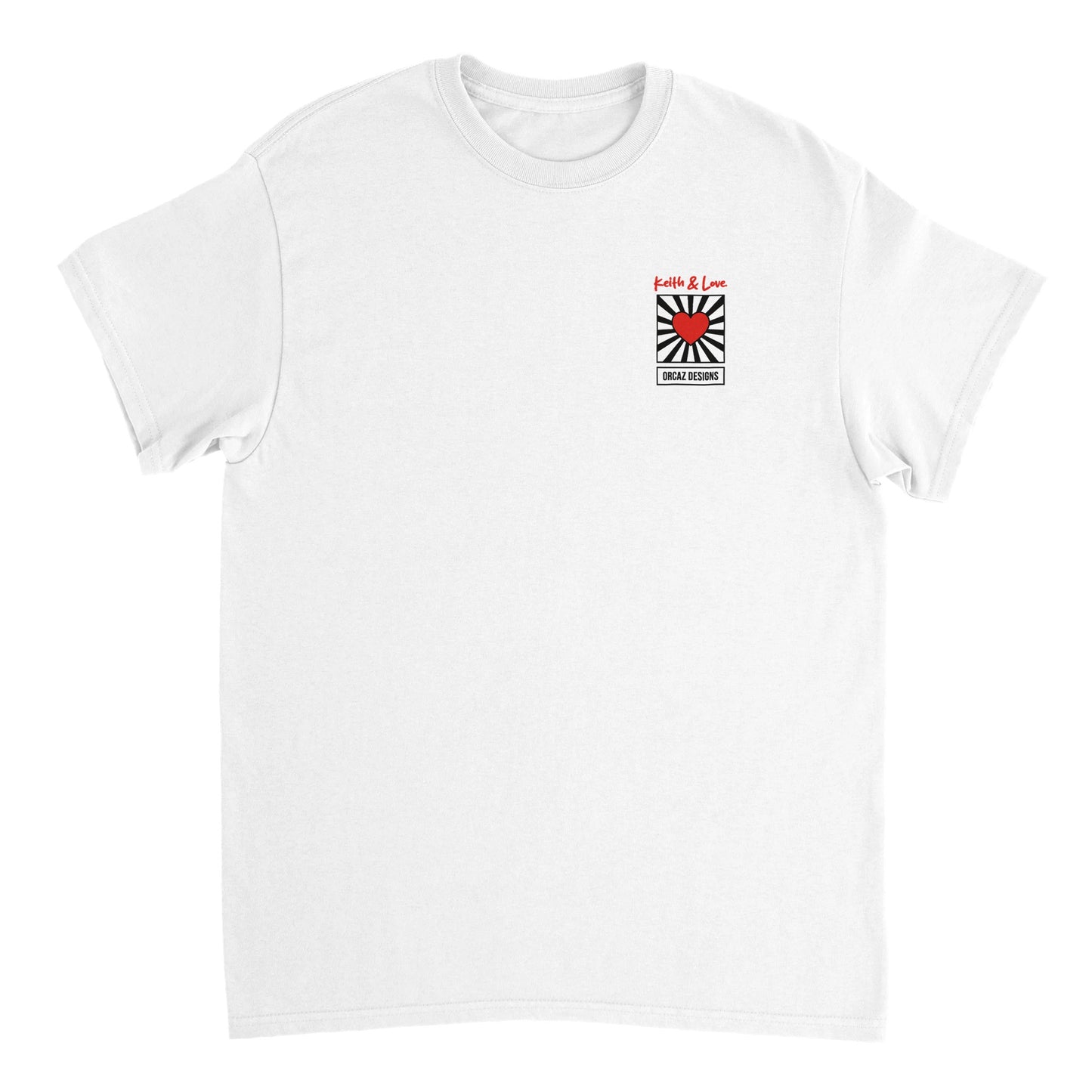 Tshirt blanc Orcaz Designs avec une illustration sur le torse qui peut rappeler celle de Keith Haring. L'illustration représente un coeur rayonnant dans un carré, on peut lire "Keith & love" juste au-dessus en rouge